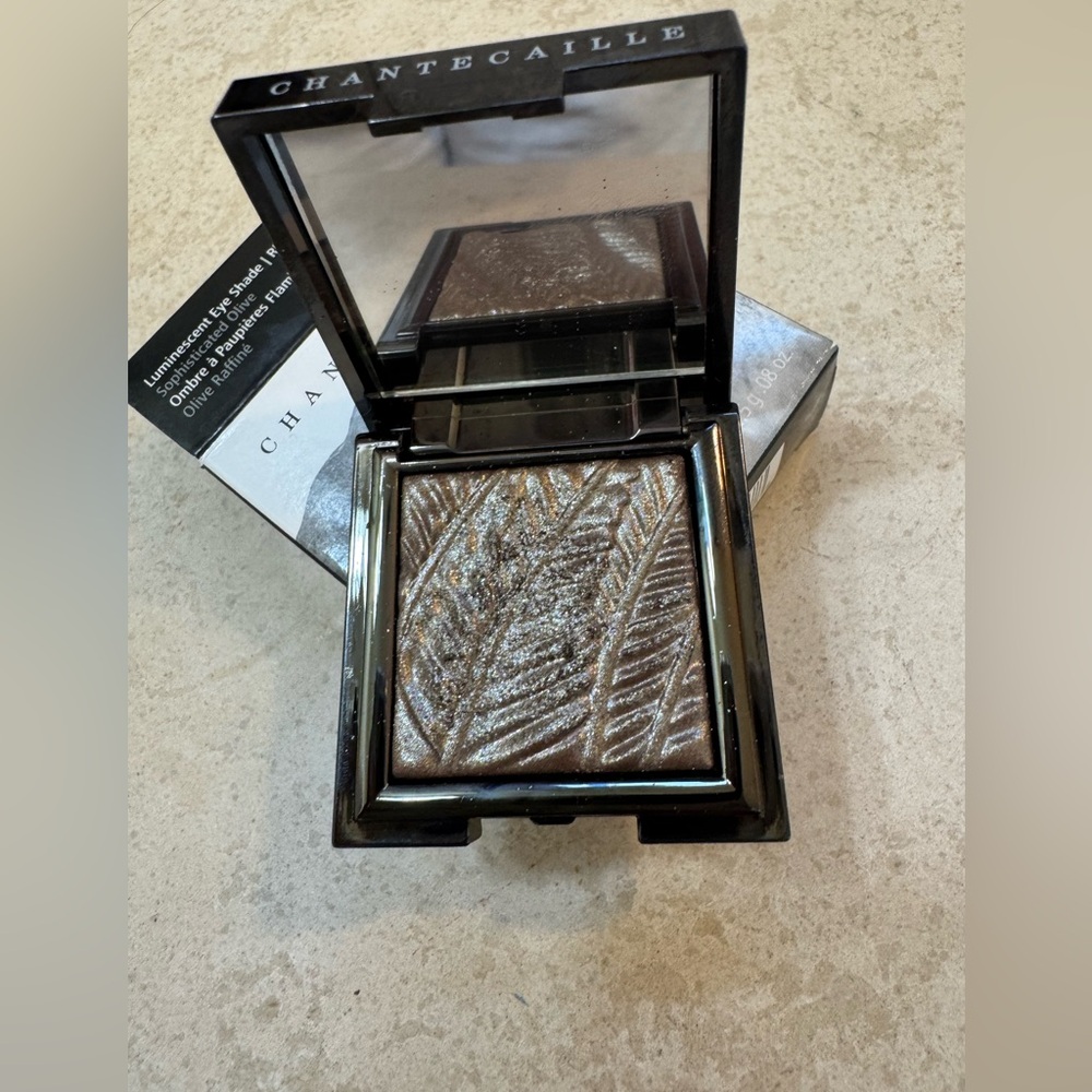 Chantecaille Green Metallic Eyeshadow Compact